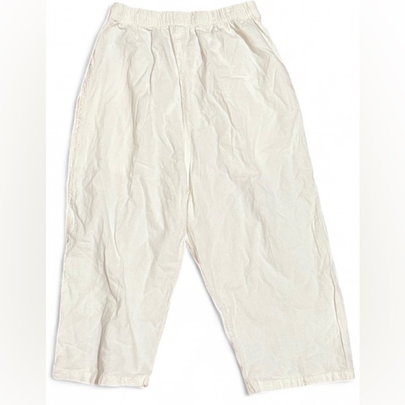 MNM FashionWhite Capri Pants Floral Embroidered Cream Textured Pants Size M NWT - Picture 3 of 4